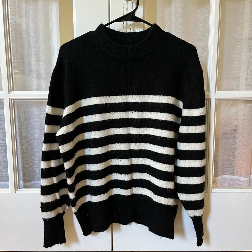 Yellow-green fitted turtle neck sweater